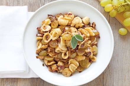 Preparazione Orecchiette con radicchio, uva e aceto balsamico - Fase 3 Preparazione Orecchiette con radicchio, uva e aceto balsamico - Fase 3