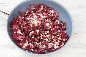 Preparazione Orecchiette con radicchio, uva e aceto balsamico - Fase 2