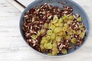 Preparazione Orecchiette con radicchio, uva e aceto balsamico - Fase 2