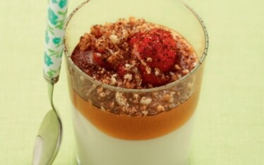 Coppa di yogurt e panna con salsa di pesche