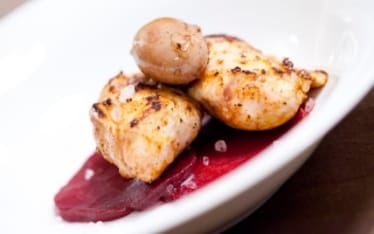 Coniglio con rognone alla fiamma, carpaccio di rapa rossa