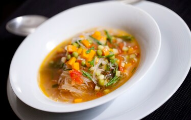 Noodles con minestrone leggero allo zenzero e salicornia