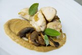 Pollo saltato agli champignon con crema di finferli al macis