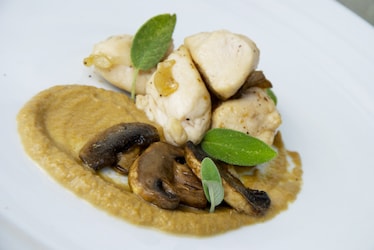 Pollo saltato agli champignon con crema di finferli al macis