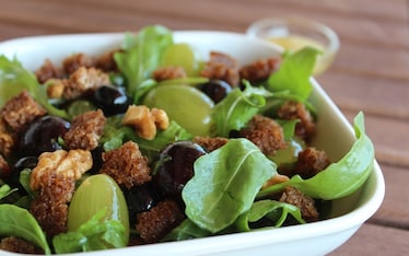 Rucola uva e mirtilli con emulsione