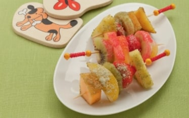 Spiedini di frutta fresca con zuccheri colorati