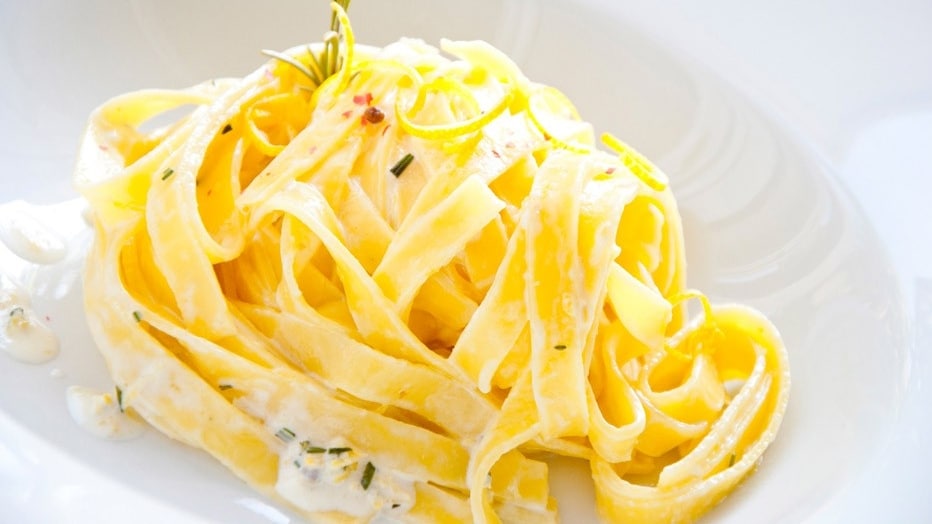 Tagliatelle all'uovo, limone, rosmarino e pepe rosa ricetta