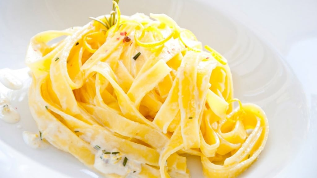 Ricetta Tagliatelle all'uovo, limone, rosmarino e pepe rosa Cucchiaio