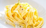 Tagliatelle all'uovo, limone, rosmarino e pepe rosa