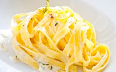 Tagliatelle all'uovo, limone, rosmarino e pepe rosa