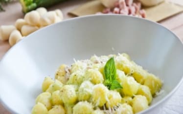 Gnocchi con zucchine, prosciutto e provola