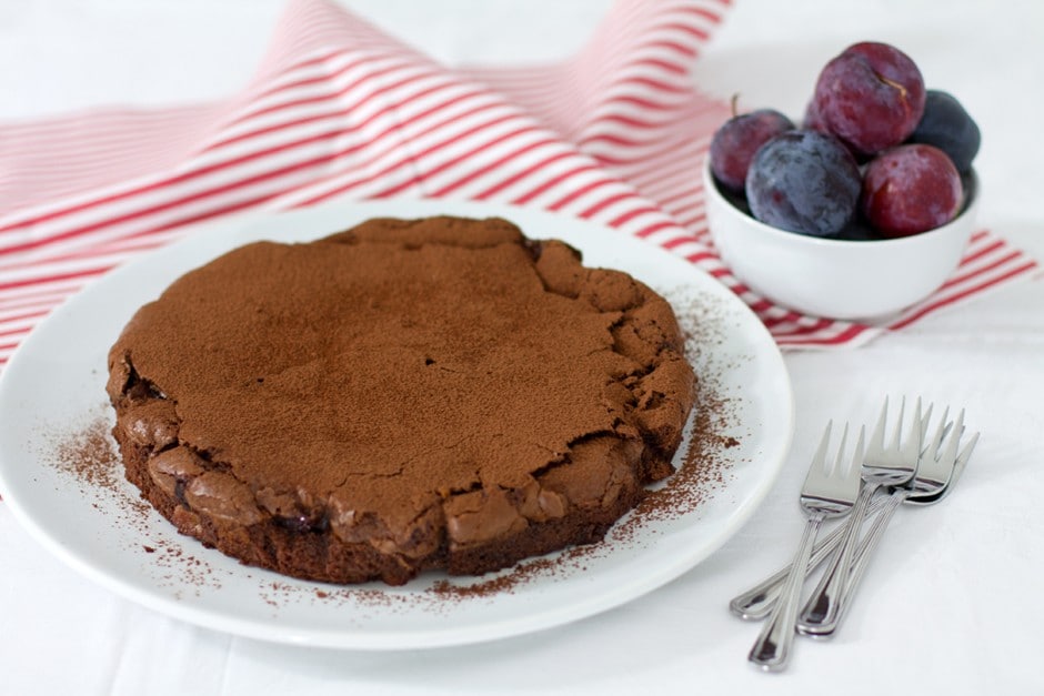 Torta al cioccolato con susine e vino rosso ricetta