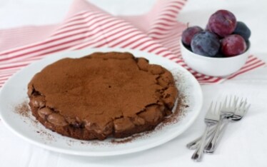 Torta al cioccolato con susine e vino rosso