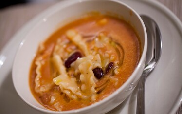 Zuppa di fagioli misti con reginette spezzate