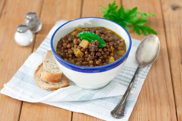 Zuppa di roveja con zucca, salsiccia e cumino