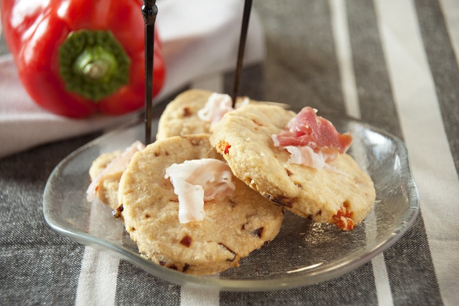 Biscotti salati pancetta e peperoni ricetta