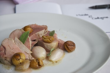 Filetto di maiale con scalogni e castagne glassati alla Falanghina