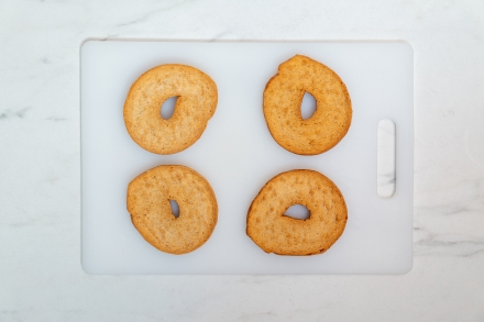Preparazione Friselle al pomodoro e basilico - Fase 1 Preparazione Friselle al pomodoro e basilico - Fase 1