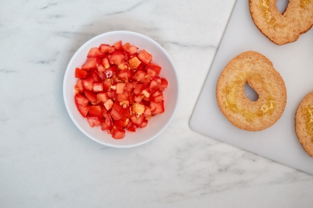 Preparazione Friselle al pomodoro e basilico - Fase 1 Preparazione Friselle al pomodoro e basilico - Fase 1