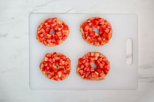 Preparazione Friselle al pomodoro e basilico - Fase 2