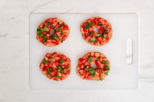 Preparazione Friselle al pomodoro e basilico - Fase 2