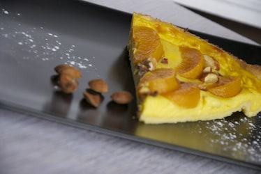 Frolla alle mandorle, crema pasticciera e pesche sciroppate