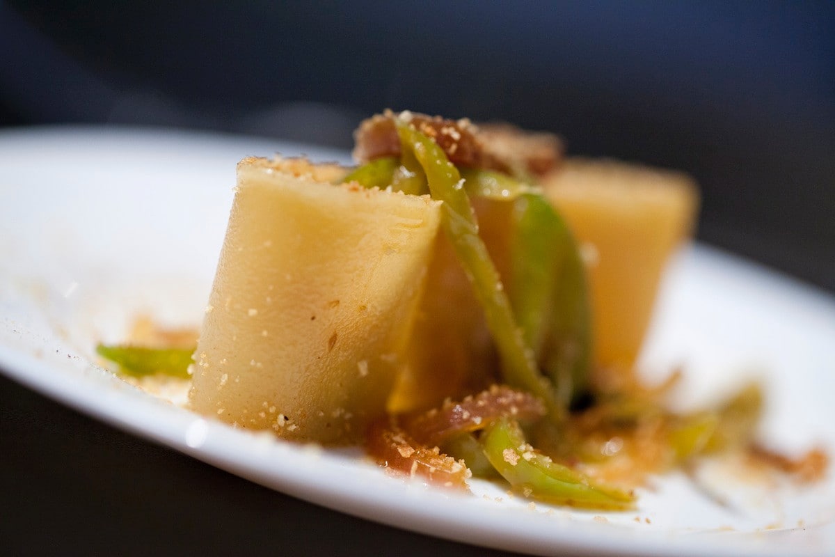 Paccheri con friarielli, acciughe e crosta di pane ricetta