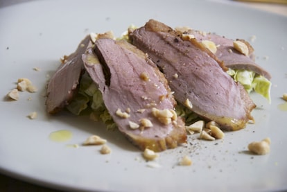 Petto d'anatra al forno con verza e nocciole