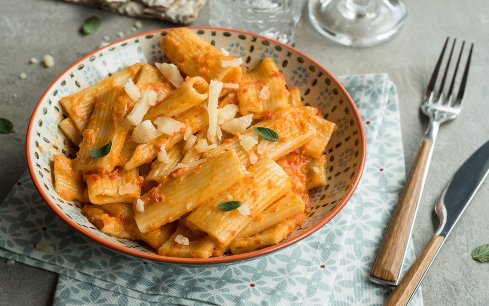 Rigatoni integrali con crema di peperoni ricetta