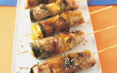 Spiedini di fegatelli di maiale nella rete