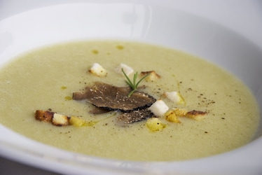 Zuppa di patate con tartufo e crema di acciughe