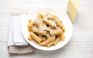 Rigatoni integrali con colatura di alici e pecorino Rigatoni integrali con colatura di alici e pecorino