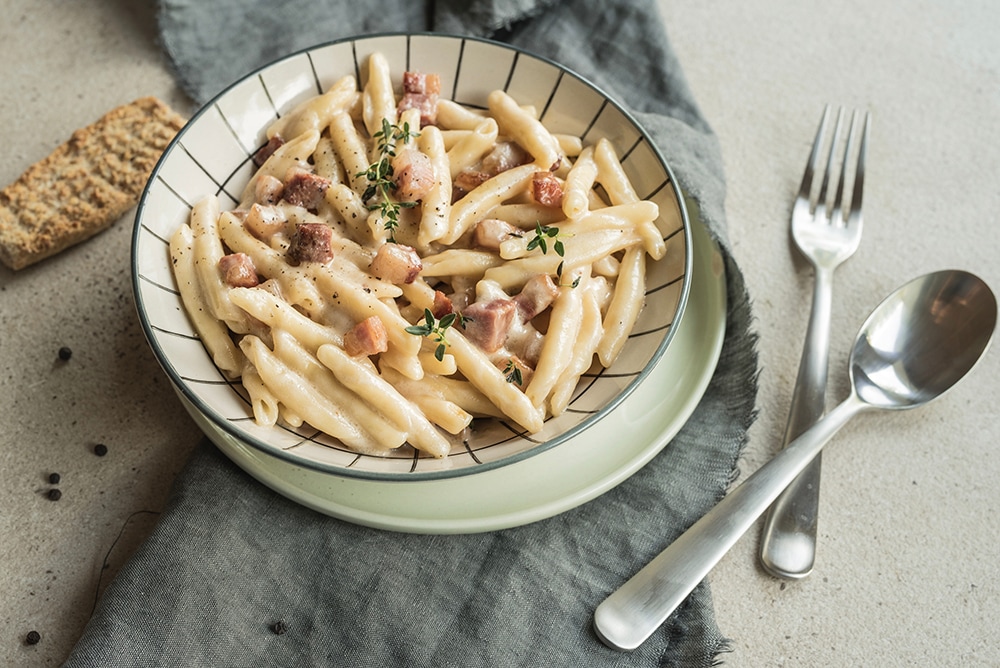 Strozzapreti, pecorino romano e guanciale affumicato ricetta