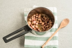 Preparazione Strozzapreti, pecorino romano e guanciale affumicato - Fase 2