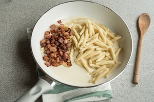 Preparazione Strozzapreti, pecorino romano e guanciale affumicato - Fase 3