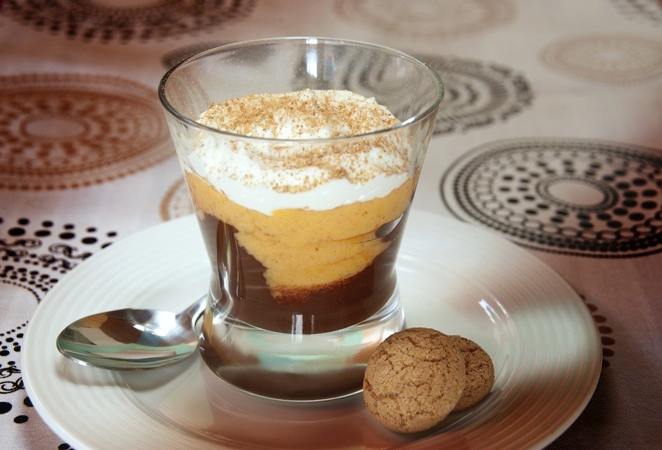 Bicchiere con cioccolato, caco, panna e amaretto ricetta