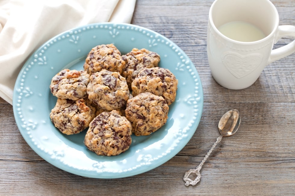 Biscotti ai fiocchi d'avena con cioccolato e ananas ricetta