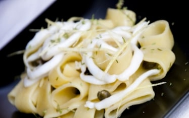 Calamarata con calamari, capperi e limone