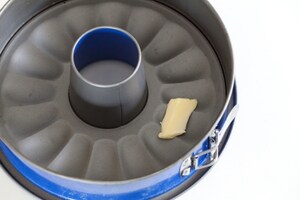 Preparazione Ciambella soffice con mandorle pralinate - Fase 1