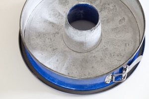 Preparazione Ciambella soffice con mandorle pralinate - Fase 1