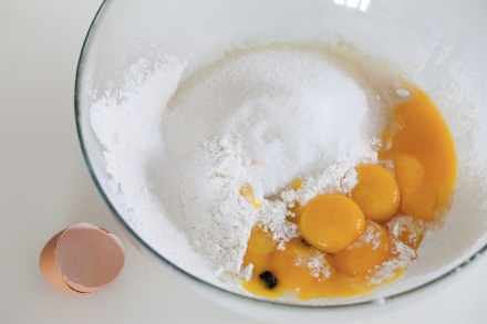 Preparazione Ciambella soffice con mandorle pralinate - Fase 2 Preparazione Ciambella soffice con mandorle pralinate - Fase 2