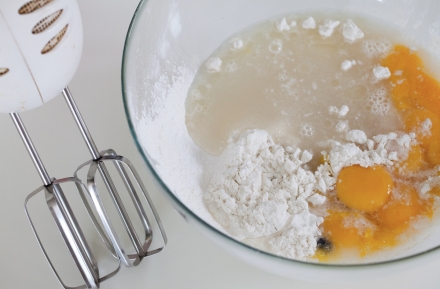 Preparazione Ciambella soffice con mandorle pralinate - Fase 3 Preparazione Ciambella soffice con mandorle pralinate - Fase 3
