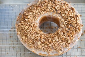 Preparazione Ciambella soffice con mandorle pralinate - Fase 7