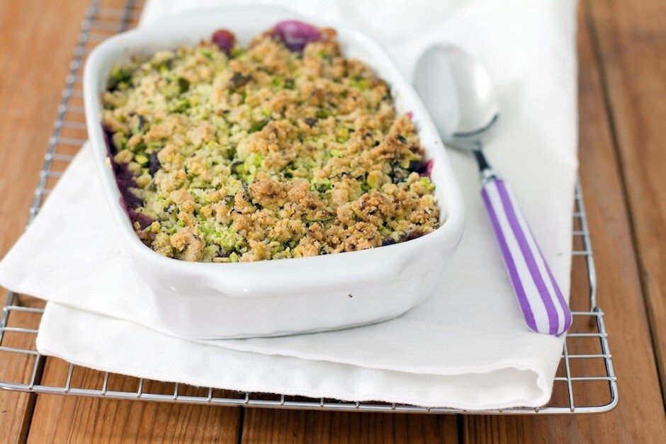 Crumble ai cachi, melagrana e pistacchi ricetta