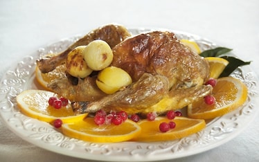 Faraona arrosto, arance e ribes