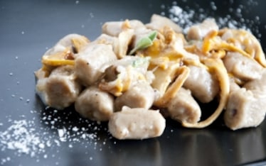 Gnocchi di castagne, farro e finferli