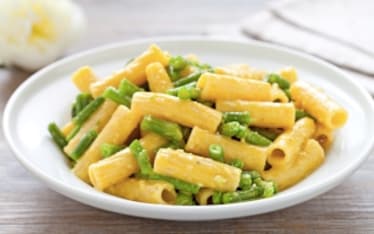 Maccheroni e fagiolini con salsa maionese al curry