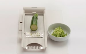 Preparazione Minestrina con stracciatella d’uovo e zucchine grattugiate - Fase 1