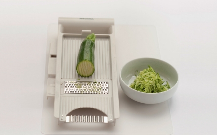 Preparazione Minestrina con stracciatella d’uovo e zucchine grattugiate - Fase 1 Preparazione Minestrina con stracciatella d’uovo e zucchine grattugiate - Fase 1