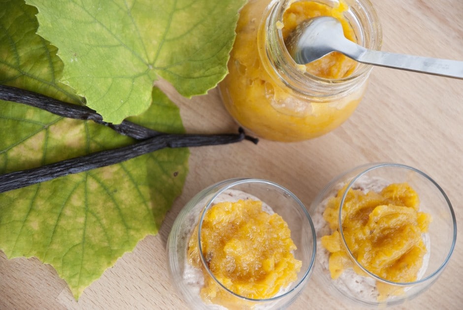 Mousse di castagne al rum con confettura di cachi alla vaniglia ricetta